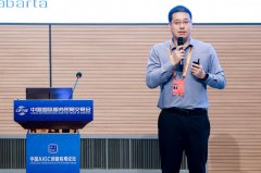 边端协同的学问融合和智能体融合的架构